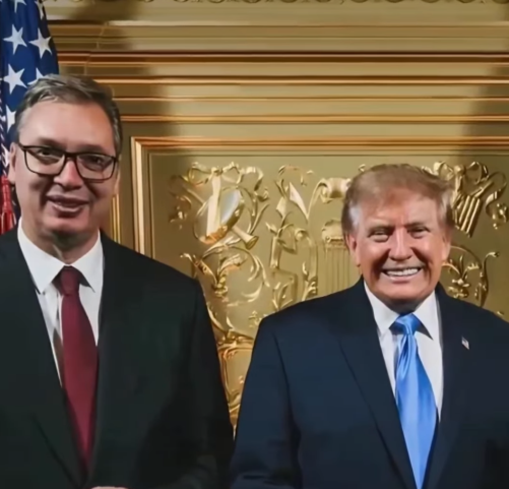 <p>Vučić pozira uz kartonsku maketu američkog predsjednika</p>