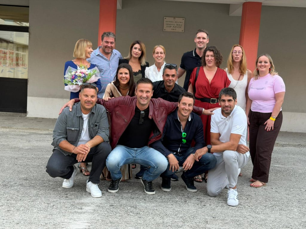 <p><strong>1 red s lijeva stoje</strong>: razrednica Helanda Čović, Anđelko Kovačić, Dina Čović, Sonja Stanić, Ivan Stanić, Ivana Marunčić, Ana Ćorić.<br>
<strong>2 red s lijeva:</strong> Karlo Farić, Anamarija Pandža, Boris Maru&scaron;ić, Vice Ribičić, Marko Lelas, Ivana Ora, Ivan Tafra</p>