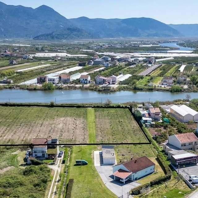 <p>Parcela za izgradnju novog &scaron;kolskog objekta uz postojeću &scaron;kolsku zgradu</p>