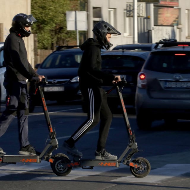 <p>Zagreb, 300926.<br>
Strajk radnika ZET-a i Zagrebackog holdinga nastavlja se i treci dan.<br>
Na fotografiji: gradjani biraju bicikle i romobile kao prijevozno sredstvo za vrijeme strajka ZET-a.<br>