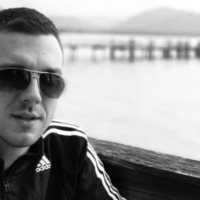 <p>Nikola Martan, koji je te&scaron;ko ozlijeđen u tučnjavi početkom srpnja u istarskom Medulinu, preminuo je u četvrtak u bolnici u Puli&nbsp;&nbsp;</p>