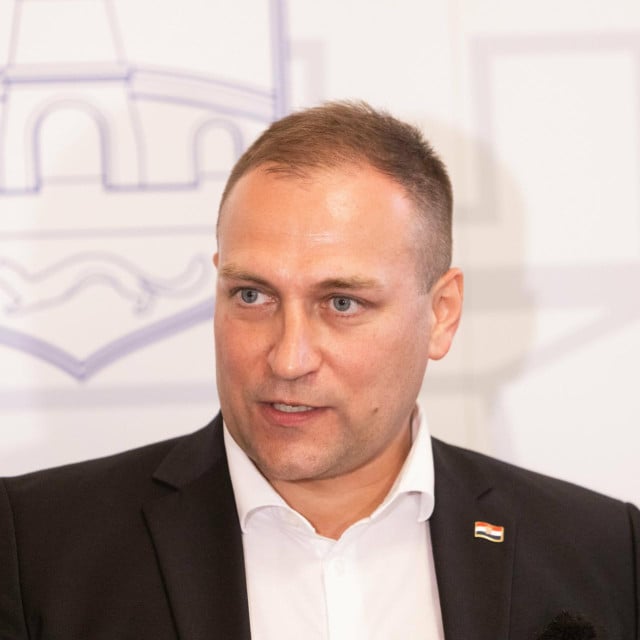 <p>Ministar David Vlajčić:&nbsp;Nemamo potvrđeno da je hakerski napad,&nbsp; ali smo dobili uputu da ugasimo sva računala</p>