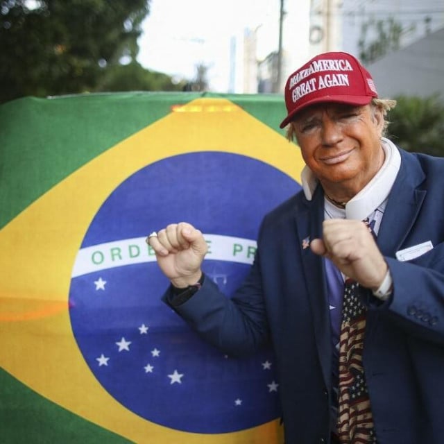 <p>Čovjek s maskom Donalda Trumpa agitira na brazilskim izborima</p>
