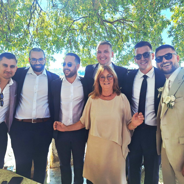 <p>Okupili se biv&scaron;i učenici i učiteljica</p>