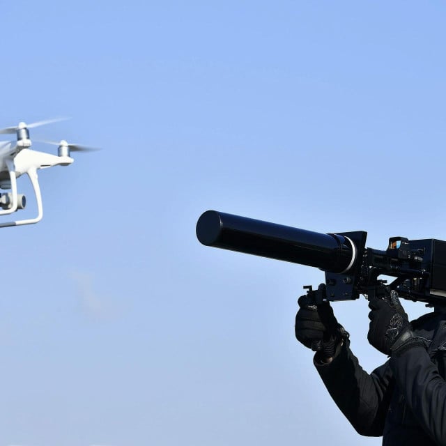 <p><br>
Pu&scaron;ka za dronove kojom se koristi specijalna policija</p>