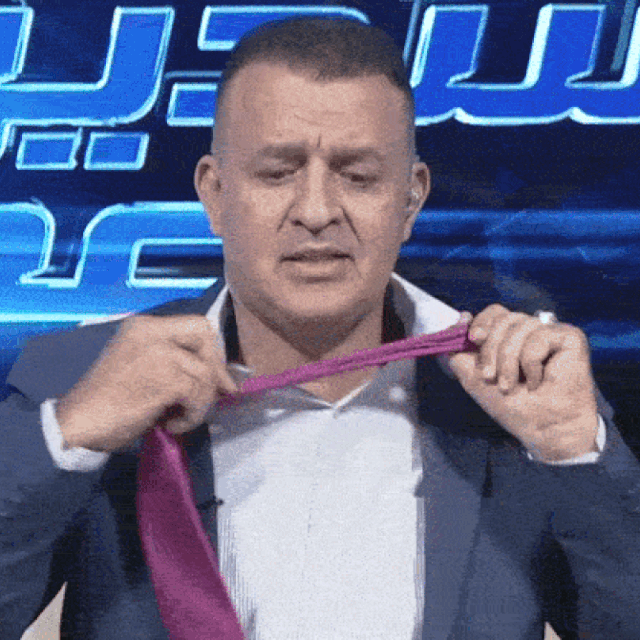 <p>Voditelj na lokalnoj televiziji u Adenu skida kravatu</p>