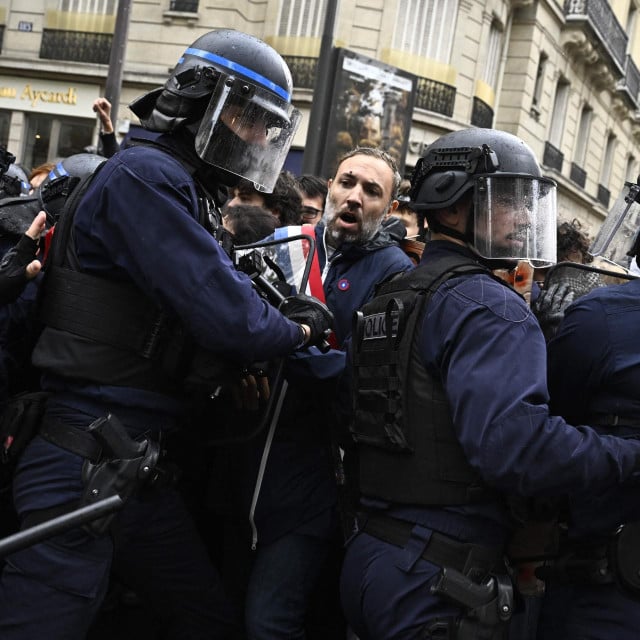 <p>Sukob prosvjednika i policajaca u Parizu</p>

<p>&nbsp;</p>

<p>&nbsp;</p>