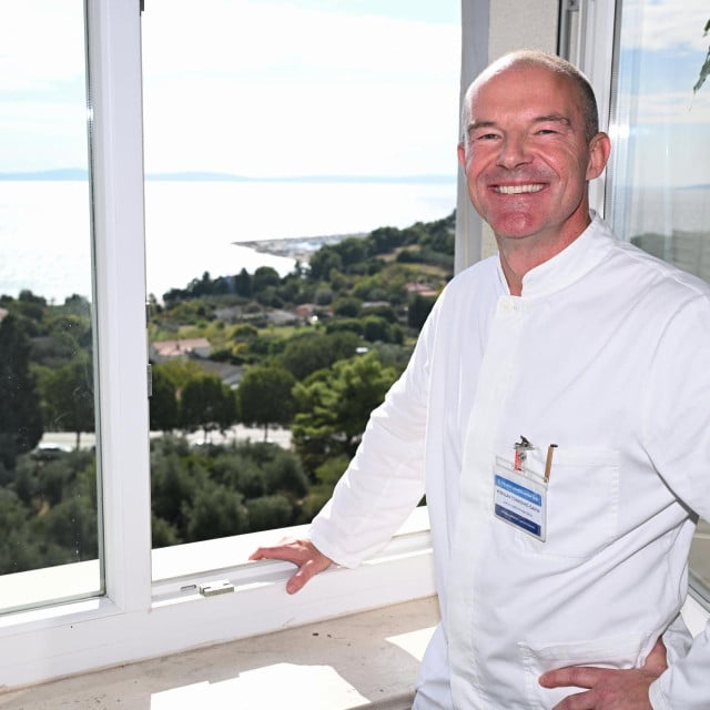 <p>Dr. Vi&scaron;eslav Tonković-Ćapin: &rdquo;Pitali su me ljudi kad sam se vratio za&scaron;to ne idem privatno raditi? Ma, ne zanima me, ja sam do&scaron;ao pomoći tamo gdje je najvi&scaron;e potrebno. A, to je u KBC-u Split, gdje sam i naučio medicinu&rdquo;</p>