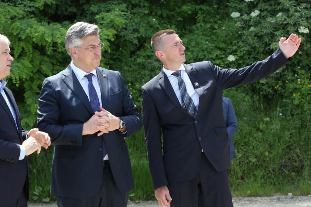 <p>Andrej Plenković bojažljivo &scaron;uti, ne izja&scaron;njava se o memorijalnom parku. Ne treba mu da ga jo&scaron; i za to prozivaju. No, Ivan Penava, siguran sam, neće odustati...</p>