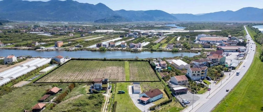 <p>Parcela za izgradnju novog &scaron;kolskog objekta uz postojeću &scaron;kolsku zgradu</p>