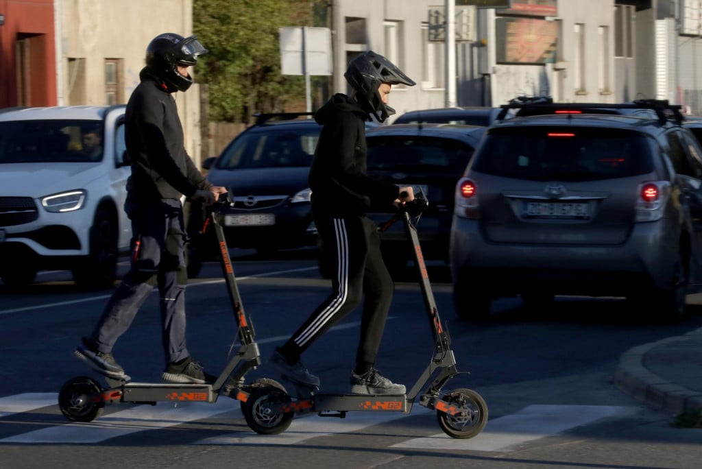 <p>Zagreb, 300926.<br>
Strajk radnika ZET-a i Zagrebackog holdinga nastavlja se i treci dan.<br>
Na fotografiji: gradjani biraju bicikle i romobile kao prijevozno sredstvo za vrijeme strajka ZET-a.<br>
