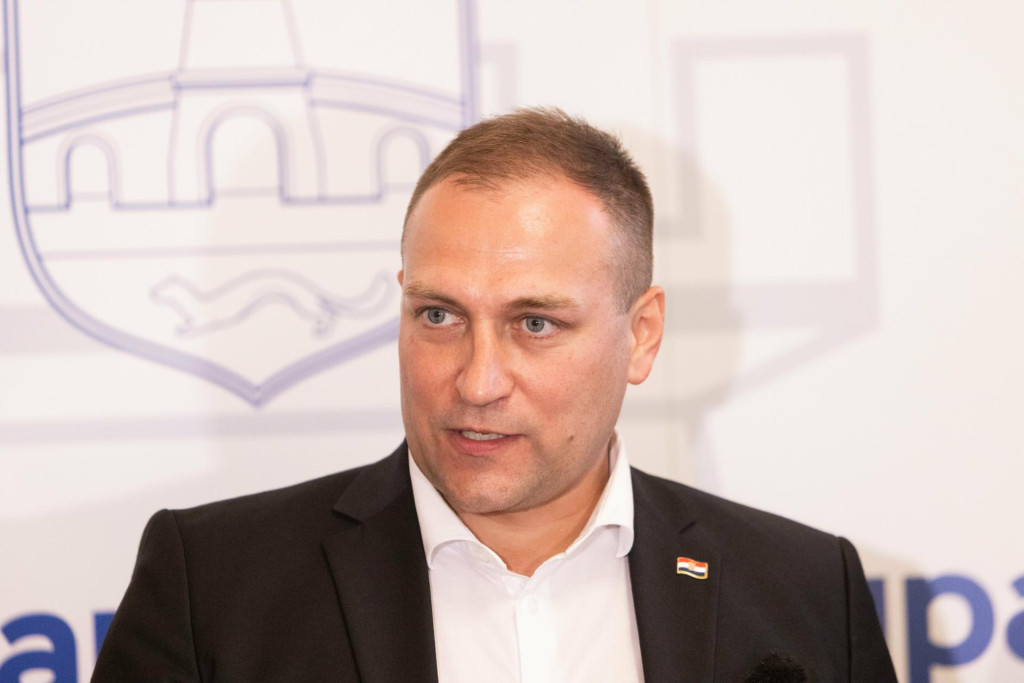 <p>Ministar David Vlajčić:&nbsp;Nemamo potvrđeno da je hakerski napad,&nbsp; ali smo dobili uputu da ugasimo sva računala</p>