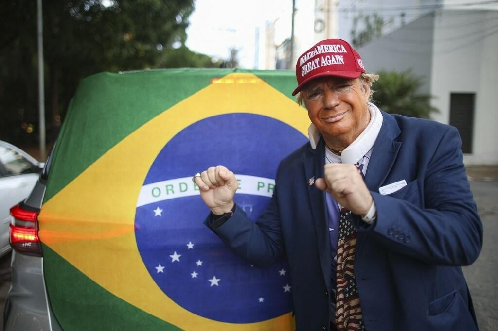 <p>Čovjek s maskom Donalda Trumpa agitira na brazilskim izborima</p>