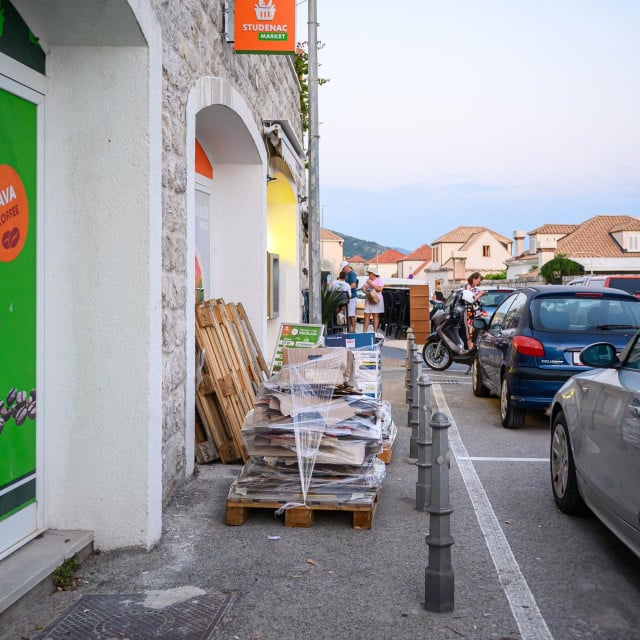 <p>Zatvorena je prva butiga Studenca u Dubrovniku kraj lapadskih semafora</p>