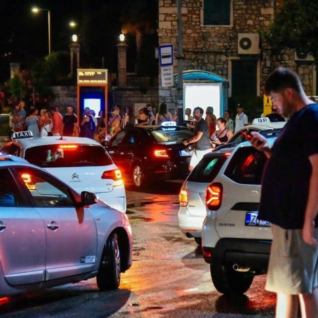<p>Kaos na Pilama s taksijima, javnim prijevozom i ukrcajno-iskrcajnoj zoni na koju ipak ne smiju stati svi</p>