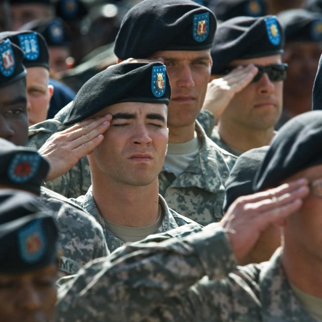 <p>Vojnici američke vojske salutiraju tijekom komemoracije poginulim vojnicima, održane 10. studenoga 2009. u Killeenu u Teksasu, u čast žrtvama ubijenima 5. studenoga 2009. u vojnoj bazi Fort Hood.</p>