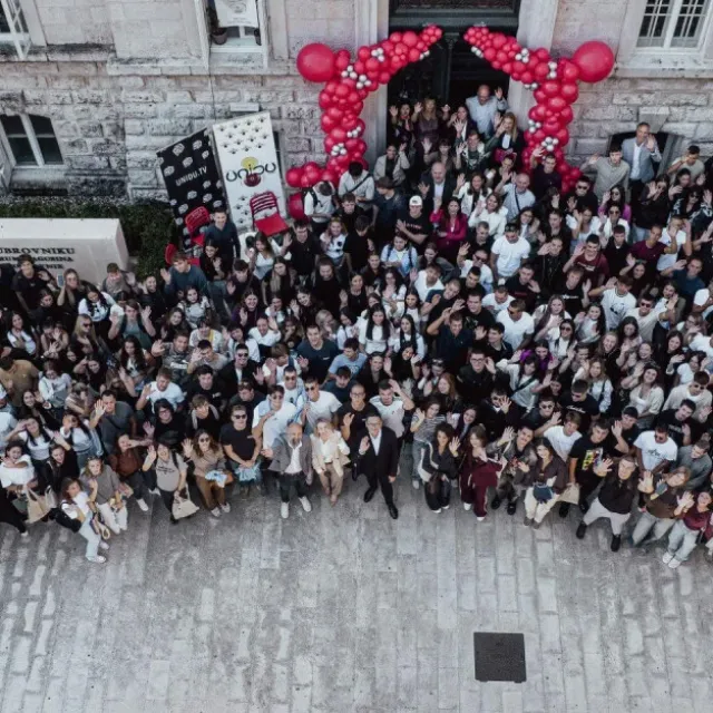 <p>U studentske klupe sjelo je 315 bruco&scaron;a<!--TgQPHd|||[]-->, &scaron;to predstavlja najveći broj novoupisanih studenata jo&scaron; od 2018. godine</p>
