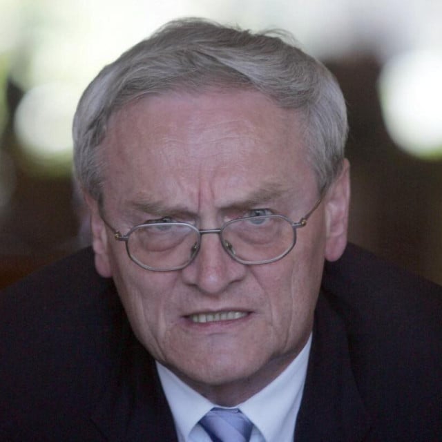 <p>Biv&scaron;i čelnik&nbsp;Njemačke obavje&scaron;tajne agencije&nbsp;za inozemstvo (BND) August Hanning uhićen je zajedno sa svojim biv&scaron;im &scaron;efom ureda zbog sumnje u &scaron;pijunažu i odavanje državnih tajni</p>