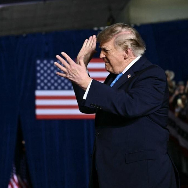 <p>Neka uni&scaron;te Los Angeles. Neka uni&scaron;te San Diego, poručio je&nbsp;Donald Trump u Nebraski&nbsp;</p>