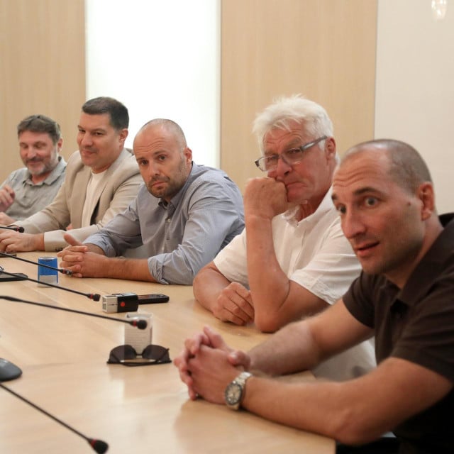 <p>Ugovor o sufinanciranju rekonstrukcije objekta Centra &lsquo;Juraj Bonači&lsquo; u Makarskoj potpisali su Grad Makarska i načelnici pet općina</p>