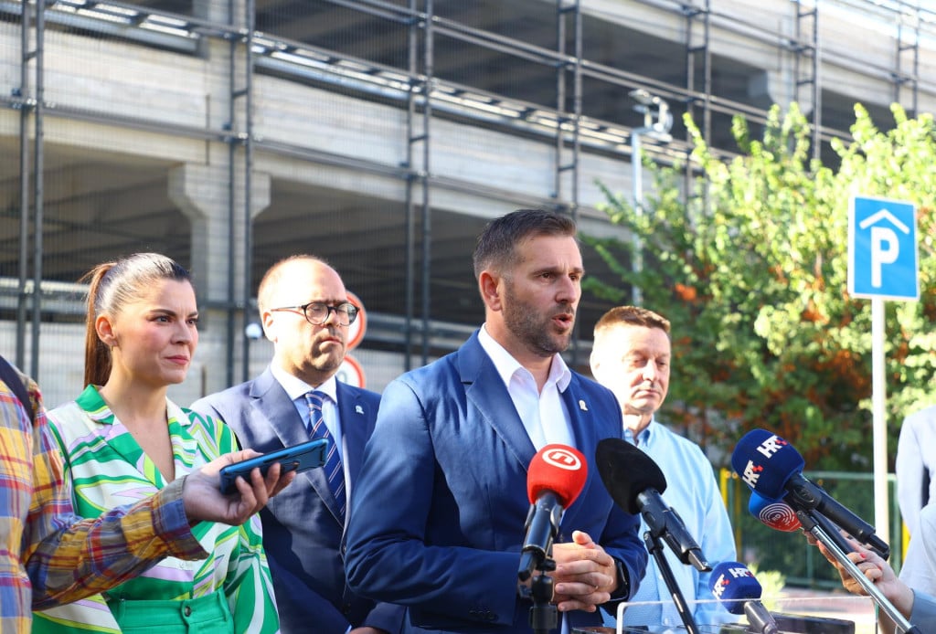 <p>U ovoj priči nije zanemariv Kerum, koji je javno rekao da neće prihvatiti ovakve izmjene GUP-a, koje je nazvao Puljkovim. Kerum to vjerojatno nije govorio iz načelnih razloga</p>