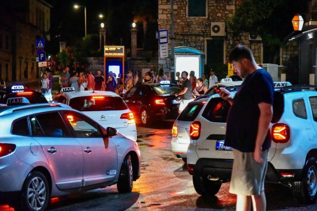 <p>Kaos na Pilama s taksijima, javnim prijevozom i ukrcajno-iskrcajnoj zoni na koju ipak ne smiju stati svi</p>