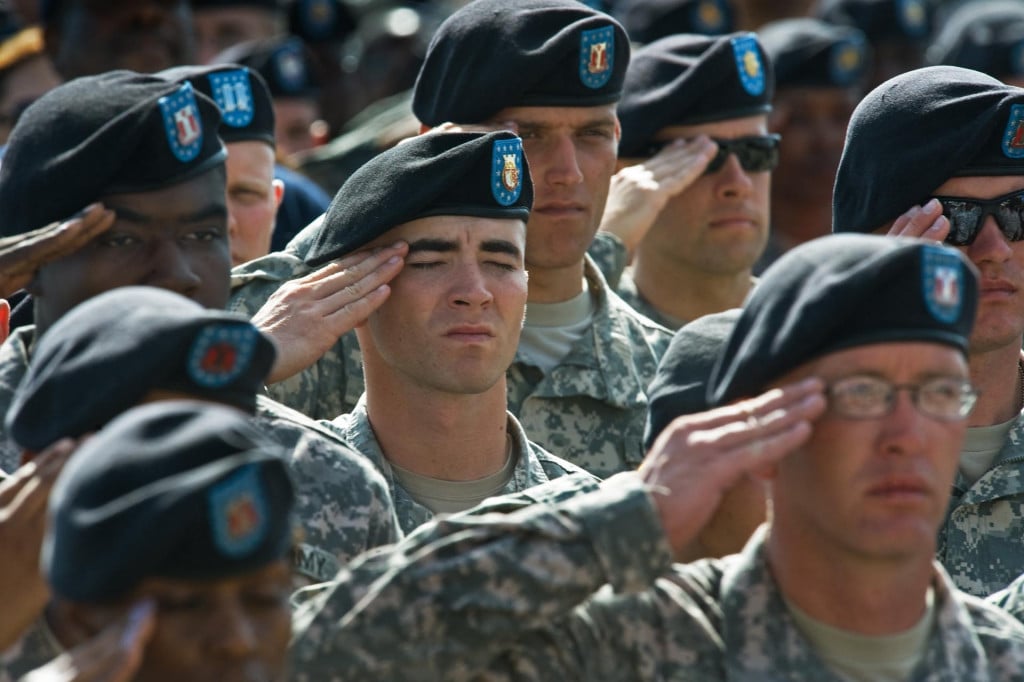 <p>Vojnici američke vojske salutiraju tijekom komemoracije poginulim vojnicima, održane 10. studenoga 2009. u Killeenu u Teksasu, u čast žrtvama ubijenima 5. studenoga 2009. u vojnoj bazi Fort Hood.</p>