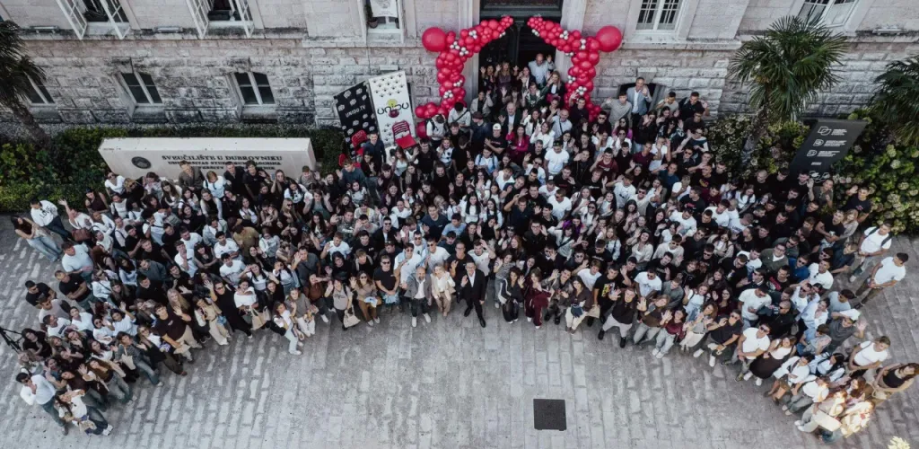 <p>U studentske klupe sjelo je 315 bruco&scaron;a<!--TgQPHd|||[]-->, &scaron;to predstavlja najveći broj novoupisanih studenata jo&scaron; od 2018. godine</p>