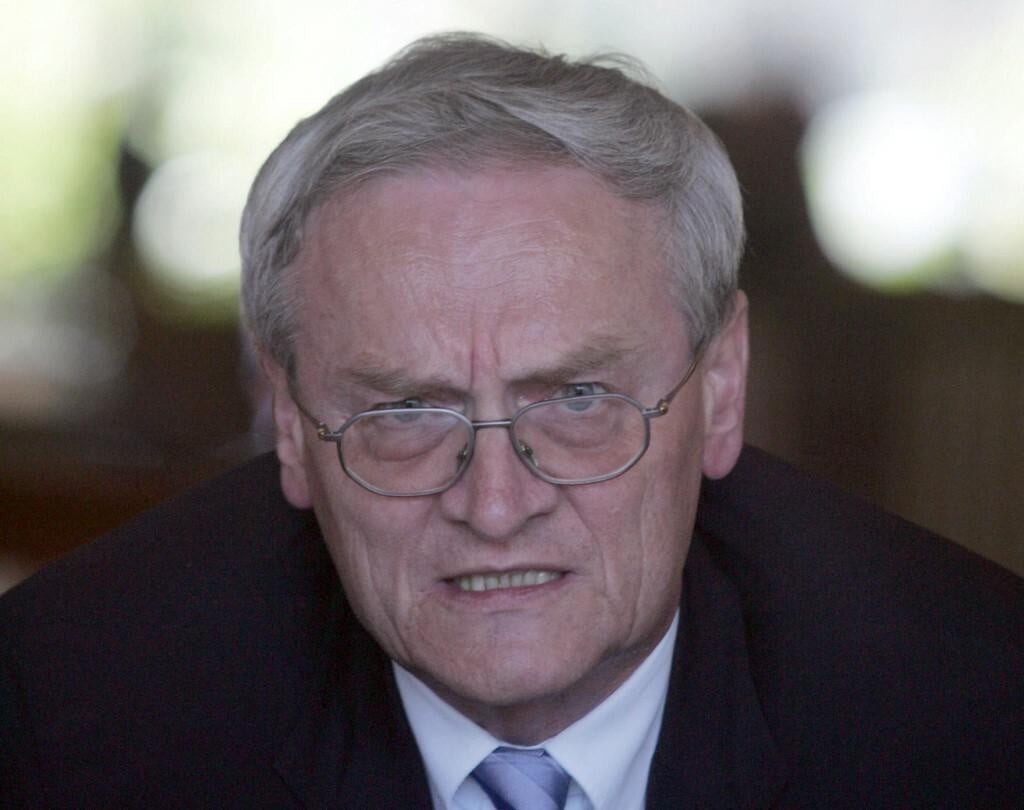 <p>Biv&scaron;i čelnik&nbsp;Njemačke obavje&scaron;tajne agencije&nbsp;za inozemstvo (BND) August Hanning uhićen je zajedno sa svojim biv&scaron;im &scaron;efom ureda zbog sumnje u &scaron;pijunažu i odavanje državnih tajni</p>