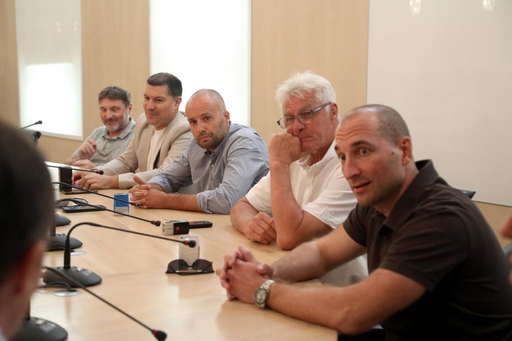 <p>Ugovor o sufinanciranju rekonstrukcije objekta Centra &lsquo;Juraj Bonači&lsquo; u Makarskoj potpisali su Grad Makarska i načelnici pet općina</p>