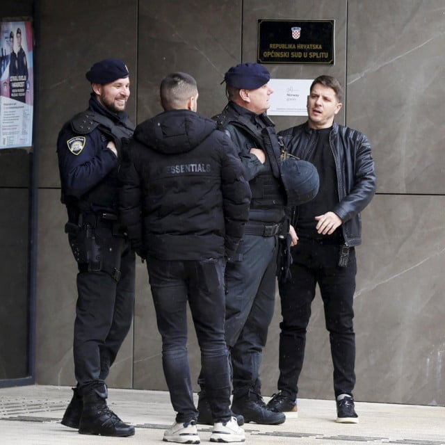 <p>Policija ispred&nbsp;zgrade&nbsp;Općinskog suda u Splitu</p>