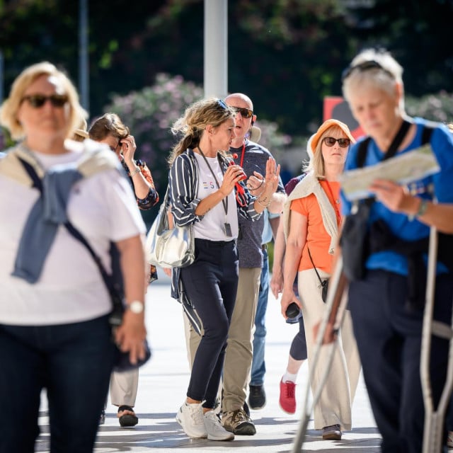 <p>Prema podacima Hrvatskog zavoda za mirovinsko osiguranje (HZMO), 2025. potro&scaron;eno je 9,27 milijardi eura na mirovine i mirovinska primanja, &scaron;to je trostruko vi&scaron;e nego 2001., kada je taj iznos, preračunat u eure, bio 3,05 milijardi&nbsp;eura</p>