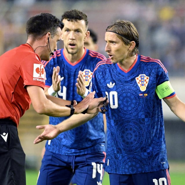 <p>Sudac Eric Lambrechts, Ivan Peri&scaron;ić i Luka Modrić</p>