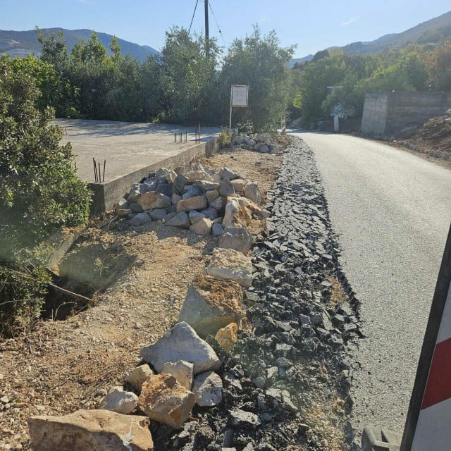 <p>Pro&scaron;irenje sporne ceste na Pelje&scaron;cu</p>