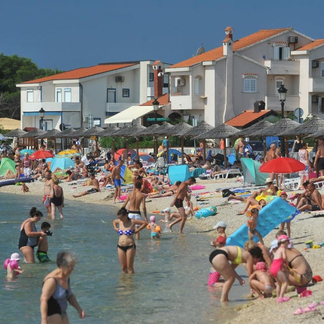 <p>Plaže na Viru bile su pune i u rujnu</p>