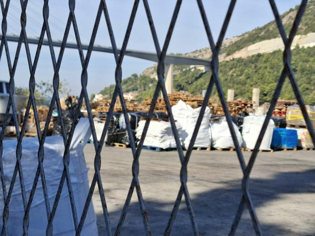 <p>Otpad s kruzera u Batahovini čeka prijevoz do krajnjih odlagali&scaron;ta</p>
