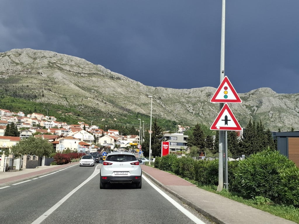 <p>Postojeća magistrala, odnosno državna cesta D(kreće u rekonstrukciju kroz Dubrovnik, Župu dubrovačku i Konavle</p>