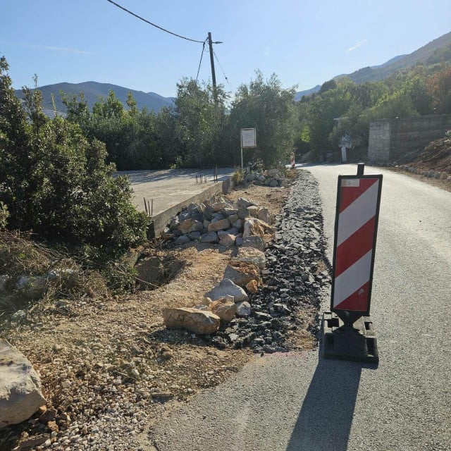 <p>Pro&scaron;irenje sporne ceste na Pelje&scaron;cu</p>