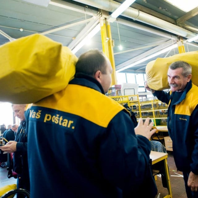 <p>Hrvatska po&scaron;ta: &lsquo;Do&scaron;lo je do promjene po&scaron;tara, uveli smo i strane radnike&lsquo;<!--TgQPHd|||[]--><!--TgQPHd|||[]--><!--TgQPHd|||[]--></p>

<p><!--TgQPHd|||[]--></p>

<p><!--TgQPHd|||[]--></p>