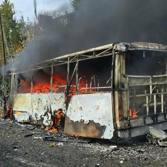 <p>Jedan od napadnutih autobusa u plamenu&nbsp;</p>

<p>&nbsp;</p>

<p>&nbsp;</p>
