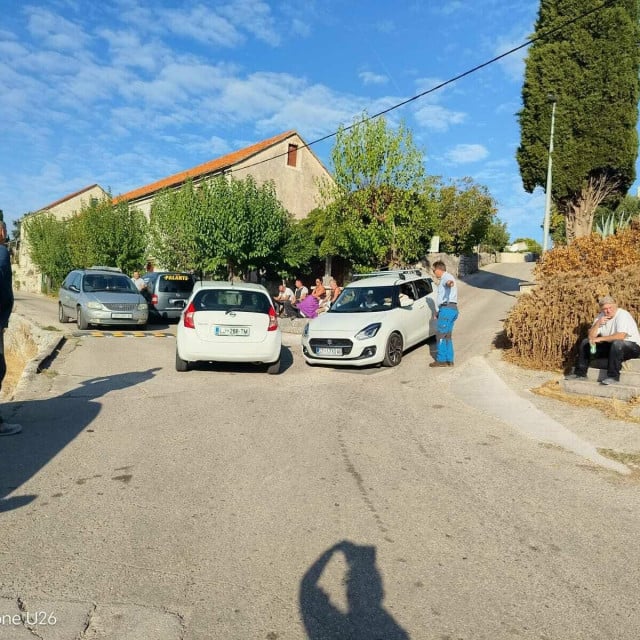 <p>Mje&scaron;tani Novog Sela okupili su se u srijedu zbog postavljenih ležećih uspornika, prije odlaska pred Općinu Selca</p>