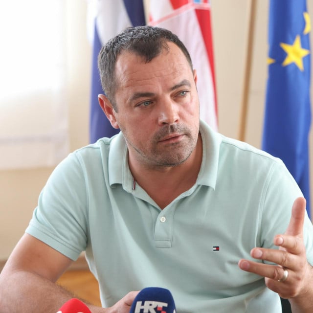 <p>&nbsp;Dražen Tonkovac, načelnik općine Čepin:&nbsp;&nbsp;U postupku zamjene općinskog zemlji&scaron;ta sa zemlji&scaron;tem tvrtke Albatros, općina se nije ogrije&scaron;ila o zakon&nbsp;niti je o&scaron;tećen općinski proračun&nbsp;</p>