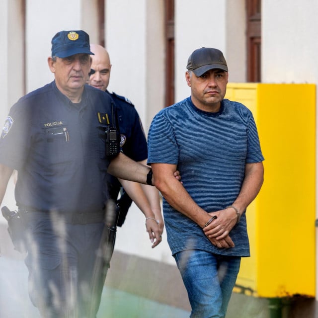 <p>Volodimir Žuravljov u pratnji policije u Puli</p>

<p>&nbsp;</p>

<p>&nbsp;</p>