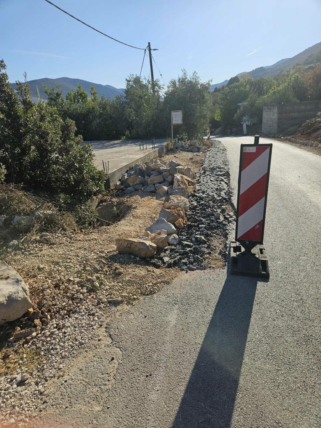 <p>Pro&scaron;irenje sporne ceste na Pelje&scaron;cu</p>