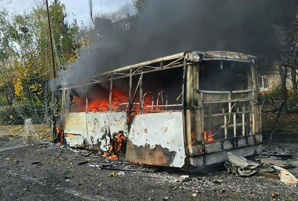 <p>Jedan od napadnutih autobusa u plamenu&nbsp;</p>

<p>&nbsp;</p>

<p>&nbsp;</p>