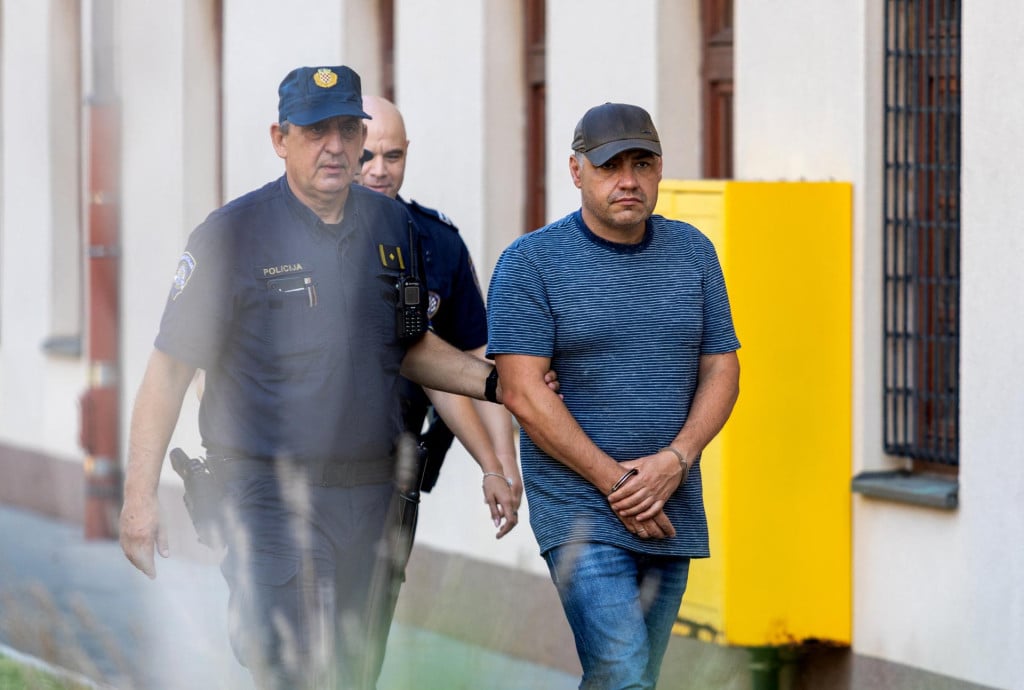 <p>Volodimir Žuravljov u pratnji policije u Puli</p>

<p>&nbsp;</p>

<p>&nbsp;</p>