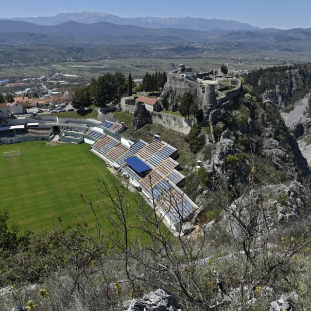 <p>I britanska tv-kuća BBC svrstala je imotski gradski stadion Gospin dolac među deset najljep&scaron;ih i najneobičnijih nogometnih stadiona na svijetu</p>