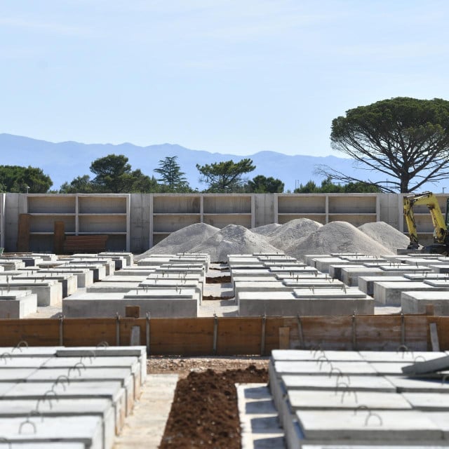 <p>Gradiliste novog groblja iza naselja Crno pred sam ulazak u Zadar<br>
&nbsp;</p>