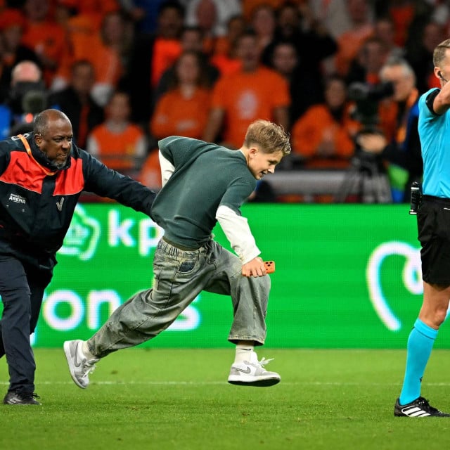 <p>A young supporter runs on the pitch at the end of the UEFA Nations League (League A, Group A2) football match between Netherlands and Germany at Johan Cruijff ArenA in Amsterdam on September 24, 2026. (Photo by NICOLAS TUCAT/AFP)</p>