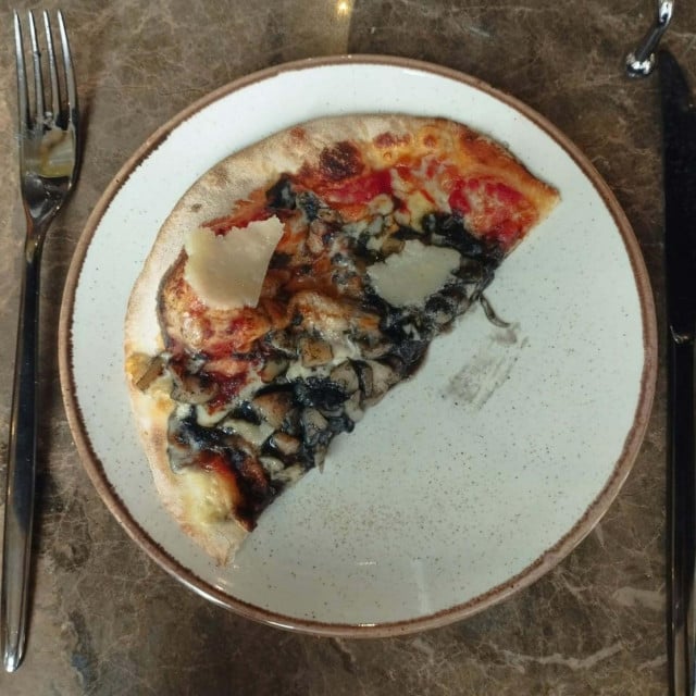 <p>Crna pizza</p>